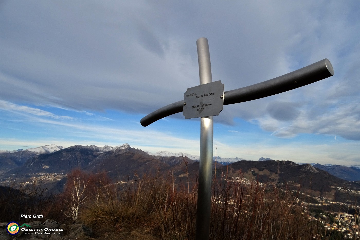 36 Alla croce di vetta del Monte Podona (1228 m).JPG